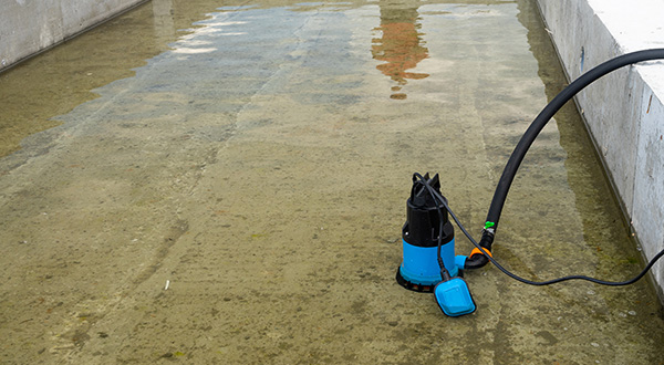 Extraction d'eau par pompe de relevage dans les Hauts-de-France